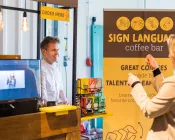 Barista bij sign language coffee bar Zuid-Limburg