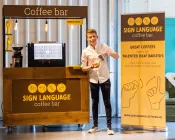 Barista bij Sign Language Coffee Bar Achmea